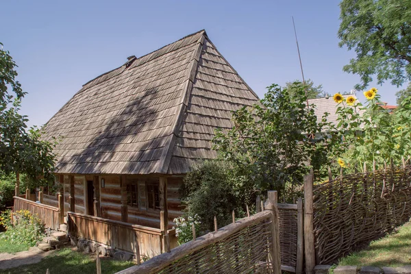 Old house on the edge of the forest — Stock Photo, Image