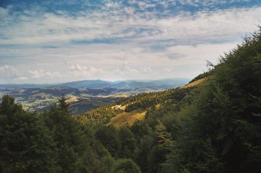 sıcak güneşli bir gün dağlarda