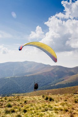 paraşütler dağlarda uçuyor