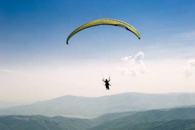 paraşütler dağlarda uçuyor