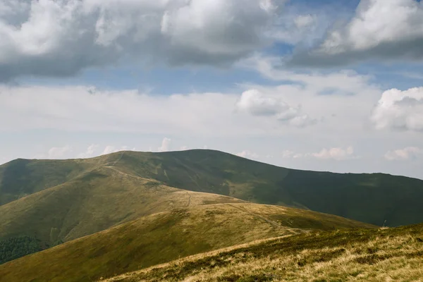 sıcak güneşli bir gün dağlarda