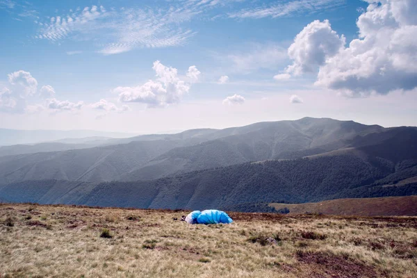 Paraglider piloot met vleugel — Stockfoto