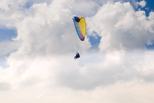 Parapentes voam nas montanhas — Fotografia de Stock