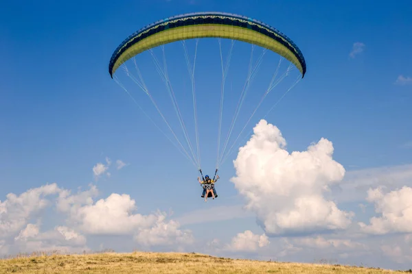 Парапланеристы летают в горах Стоковое Изображение