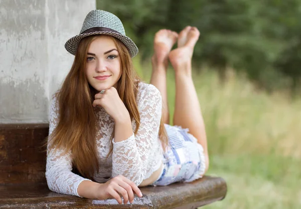 Young Girl Shirt Summer Hat Lying City — Stock Photo, Image