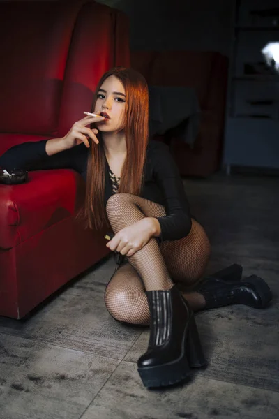Una Chica Con Cigarrillo Sofá Imitación Bajo Película —  Fotos de Stock