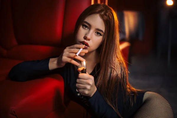 ソファの上でタバコを持つ少女 フィルムの下の模倣 — ストック写真