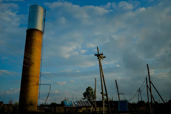 Su kulesi, Rusya, böylece bir köyde Sibirya'da orada su var. Tank ve sonra insanlar bahçeleri içine bir sondaj ile beslenir.