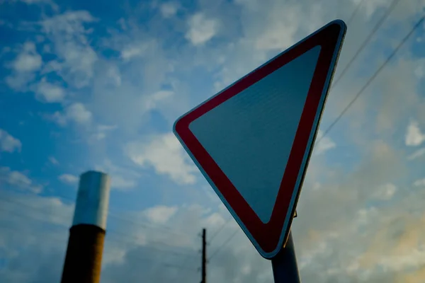 Rusya 'da bir yol tabelası yol verir. Beyaz bir arka planda kırmızı bir üçgen, sürücü yol vermek ve sonra bir hareket yapmak anlamına gelir.