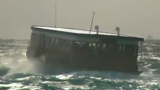 Pequeno barco resiste a ondas altas — Vídeo de Stock
