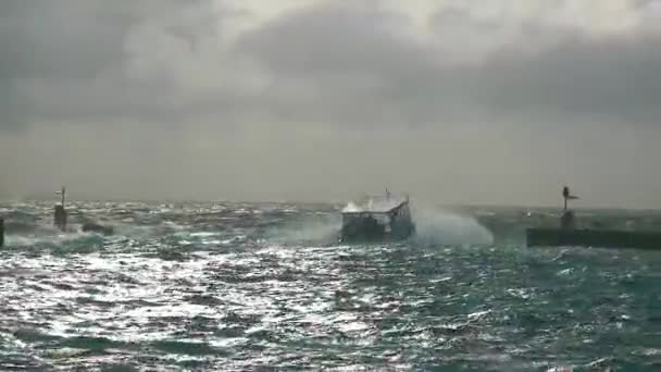 Barco flota contra el fuerte viento y las altas olas — Vídeo de stock