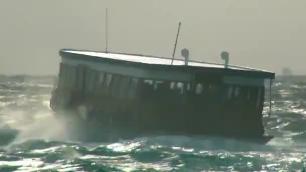Boot drijft tegen sterke wind en hoge golven — Stockvideo