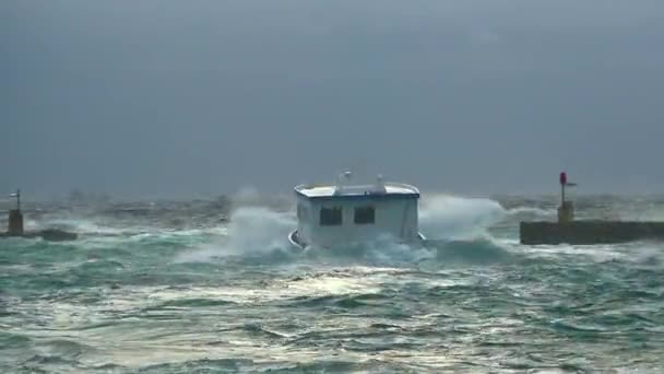 Boat floats against strong wind and high waves — Stock Video