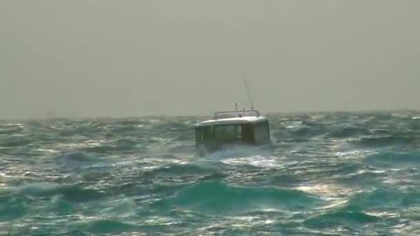 Pequeno barco resiste a ondas altas durante uma tempestade — Vídeo de Stock