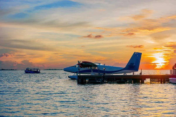 batan güneşin, kara bulutlar gökyüzü zengin, ışık ışınları karşı deniz uçağı