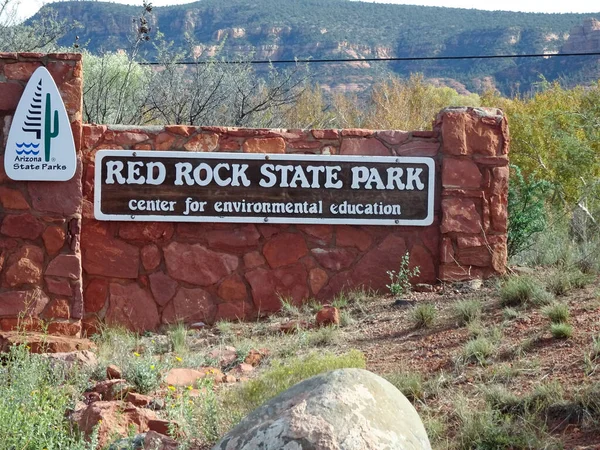 Parkın girişinde Red Rock State Park tabelası