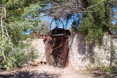 Tuscon Dağ Parkı 'nın ahşap vagon tekeri kapısı.
