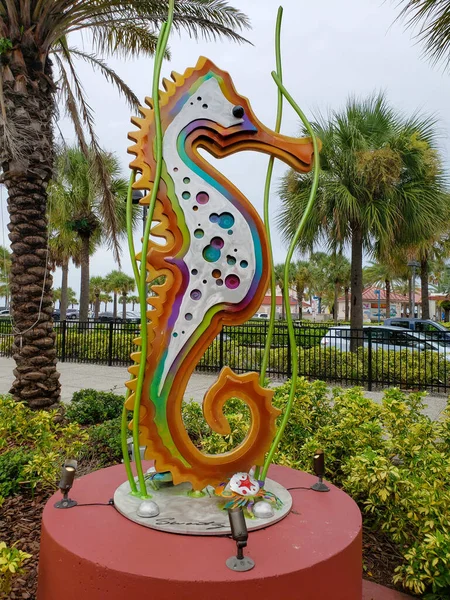 Άγαλμα Seahorse Βρίσκεται Έξω Από Εστιατόριο Του Crabby — Φωτογραφία Αρχείου