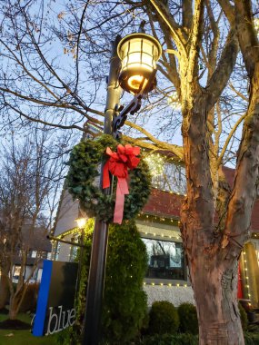 Asheville, NC 'de bir sokak lambasına asılı güzel bir Noel çelengi.