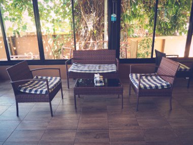 Kahverengi masa ve sandalye bir kahve dükkanında Mavi ve beyaz yastık.