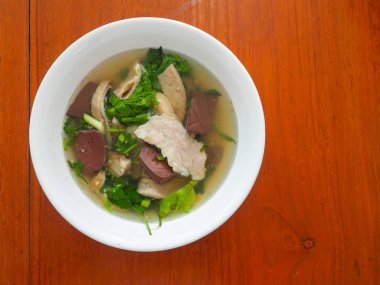 Domuz eti ve sebzelerden oluşan haşlanmış domuz kanı..