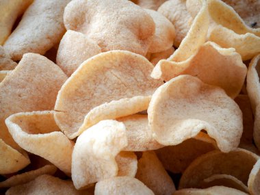 Tayland yemeği, bir sürü beyaz tabak karides kraker, yeni kızartılmış kevgir yığınları servis edilmeyi bekliyor..