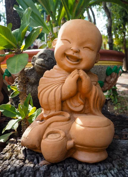 Artesanato Tailandês Estátuas Terracota Noviços Tailandeses Rosto Sorridente Sentado Respeitando — Fotografia de Stock