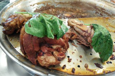 Tayland yemeği, haşlanmış domuz budu, büyük bir güveç kablosu koyun. Bazıları domuzun ayak tırnakları. Adı da Kaki. Domuz bacağında taze yeşil haşlanmış lahana var. Bazı parçaları kesilmiş.