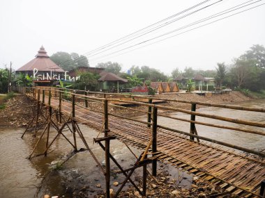 Mae Hong Son, Tayland - 3 Kasım 2019: Pai Nehri üzerindeki Bambu Köprüsü 'nün fotoğrafları Pai Nai Eğlence Tesisi' ne yürümek için.