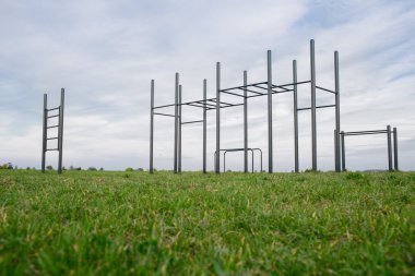 Genel eğitim bir parkta yer. sokak egzersiz ve yeşil çimenlerin üzerinde yatay çubuk