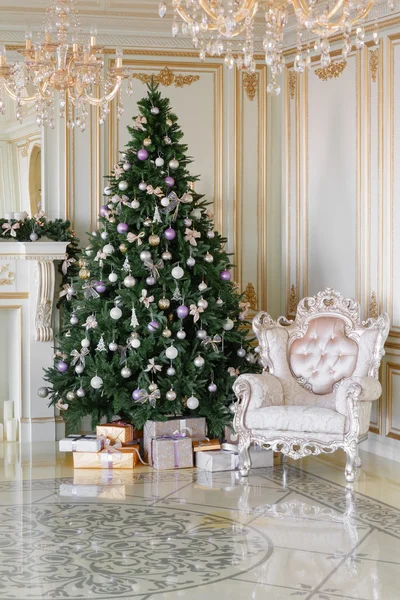 Mañana de Navidad. apartamentos clásicos con chimenea blanca, árbol decorado, sofá luminoso, grandes ventanales — Foto de Stock