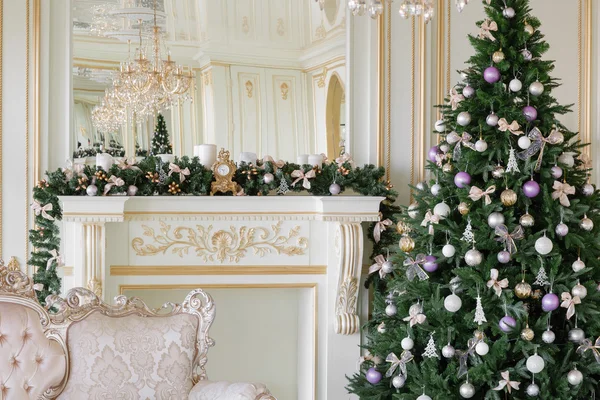 クリスマスの朝。白い暖炉、装飾された木、明るいソファ、大きな窓のある古典的なアパート — ストック写真
