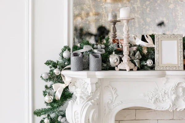 Πρωί Χριστουγέννων. Κλασικό πολυτελές διαμερίσματα με τζάκι λευκό, στολισμένο δέντρο, φωτεινά Καναπές, μεγάλα παράθυρα — Φωτογραφία Αρχείου