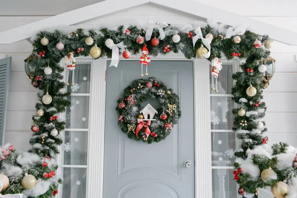 A gyerekszobában. Piros és arany karácsonyi játékok ajtó a verandán a zöld fenyő — Stock Fotó