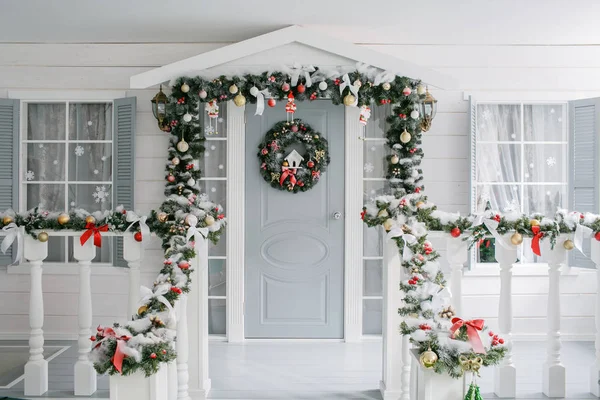 Mañana de Navidad. apartamentos de lujo clásicos con chimenea blanca, árbol decorado, sofá luminoso, grandes ventanales — Foto de Stock