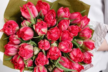 kadın elinde güzel buket Kızıl Lale ile. renkli renk karışımı çiçek