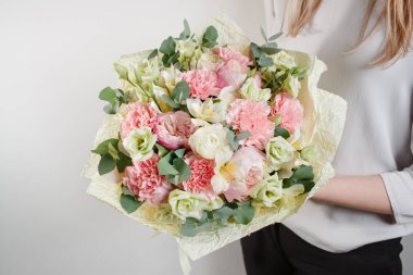 kadın el ile farklı çiçeklerin güzel buket yaptı. renkli renk karışımı çiçek