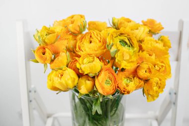 Cam Vazoda beyaz arka plan üzerinde güzel buket düğün çiçeği. renkli renk karışımı çiçek