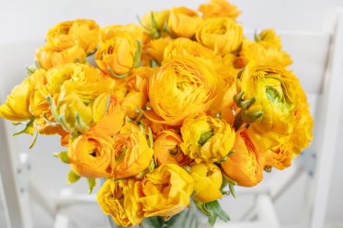 Cam Vazoda beyaz arka plan üzerinde güzel buket düğün çiçeği. renkli renk karışımı çiçek