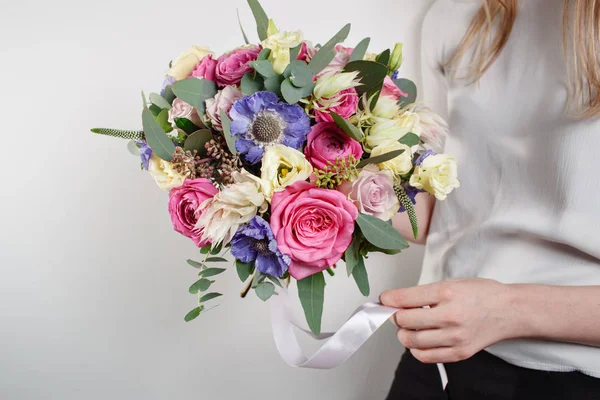 아름 다운 꽃다발 여자 손에 다른 꽃의 만든. 다채로운 컬러 믹스 꽃 — 스톡 사진