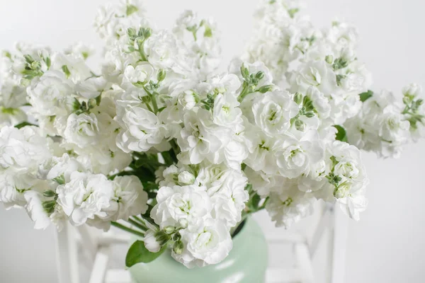 Hermoso ramo de arbusto Mattioli blanco en color jarrón vintage menta. flor colorida mezcla — Foto de Stock
