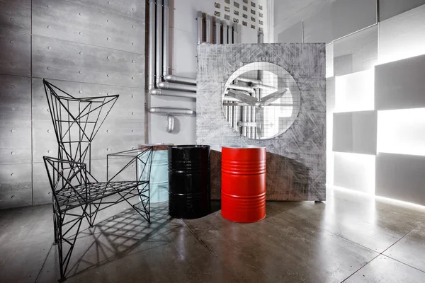 Beton duvar iç dekor, sert metal sandalye ve varil