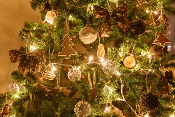 Arbre de Noël décoré de pain d'épice, cannelle et boule gros plan. lumière des guirlandes — Photo
