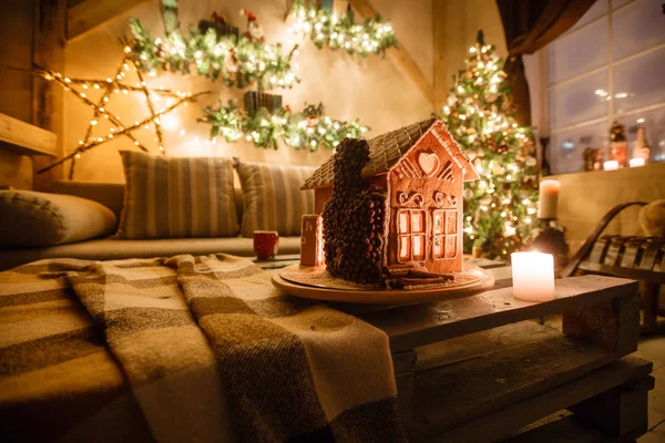 Hemmagjord pepparkakshus på bakgrunden rummet inredning till jul. — Stockfoto