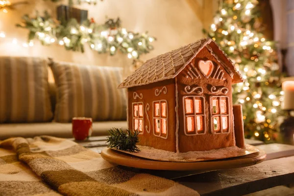 Caseiro casa de gengibre no fundo quarto decorado para o Natal . — Fotografia de Stock