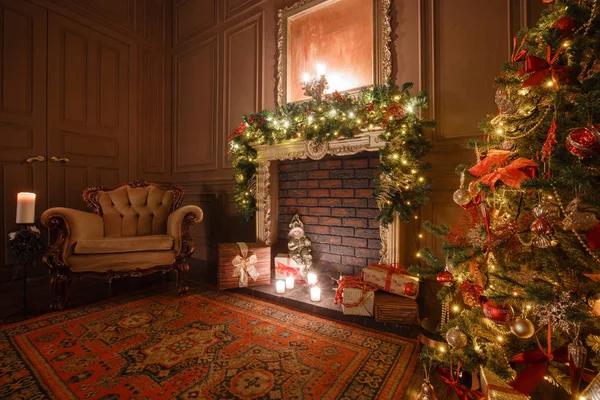 Spokojny obraz wnętrza klasyczne nowy rok drzewa urządzone w pokoju z kominkiem — Zdjęcie stockowe