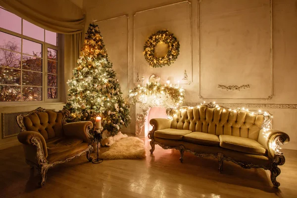 Calm image of interior Classic New Year Tree decorated in a room with fireplace — Stock Photo, Image
