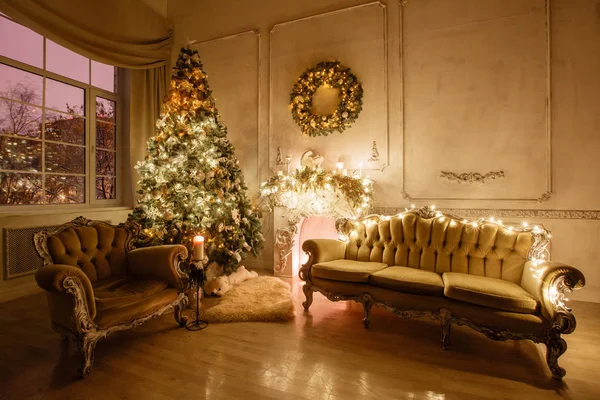 Imagen tranquila del interior Árbol de Año Nuevo clásico decorado en una habitación con chimenea —  Fotos de Stock