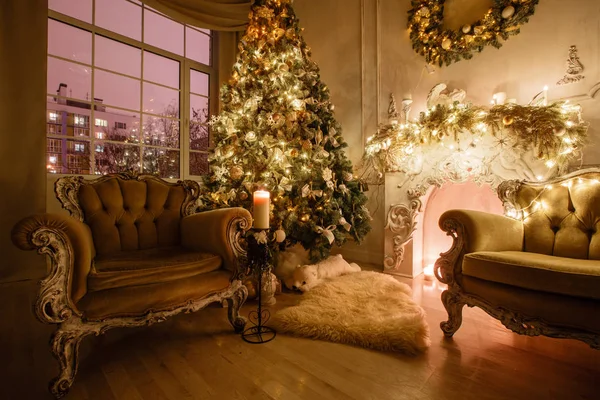 Imagen tranquila del interior Árbol de Año Nuevo clásico decorado en una habitación con chimenea —  Fotos de Stock