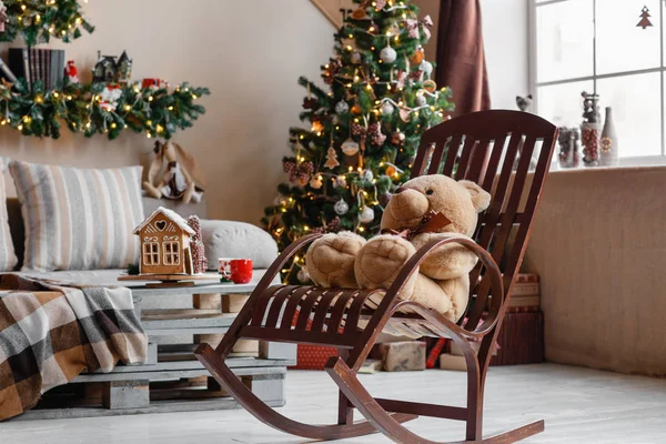 Ήρεμη εικόνα του εσωτερικό σύγχρονο σπίτι σαλόνι διακοσμημένο χριστουγεννιάτικο δέντρο και δώρα, καναπέ, τραπέζι καλυμμένο με κουβέρτα. — Φωτογραφία Αρχείου